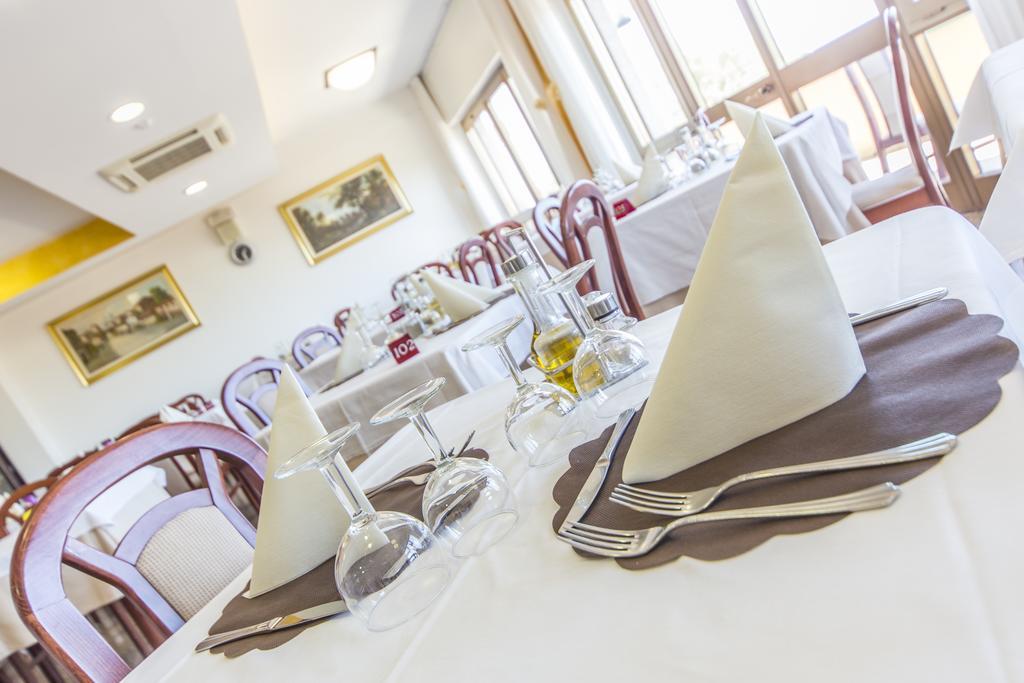 Hotel Touring Misano Adriatico Buitenkant foto