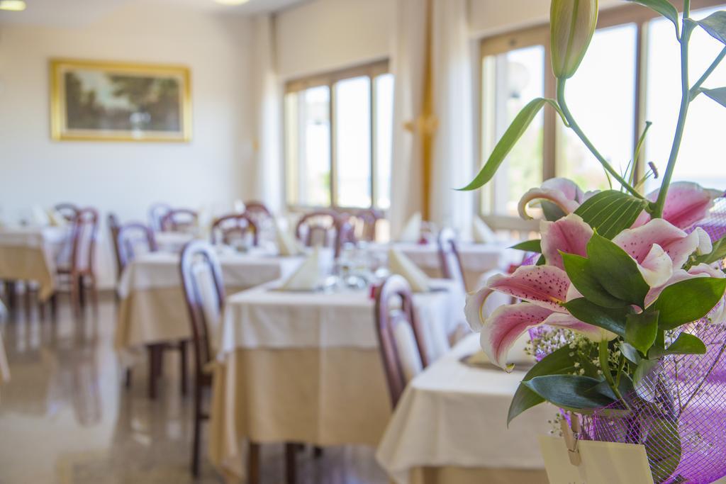 Hotel Touring Misano Adriatico Buitenkant foto