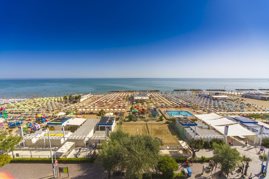 Hotel Touring Misano Adriatico Buitenkant foto