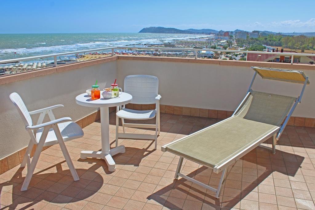 Hotel Touring Misano Adriatico Buitenkant foto