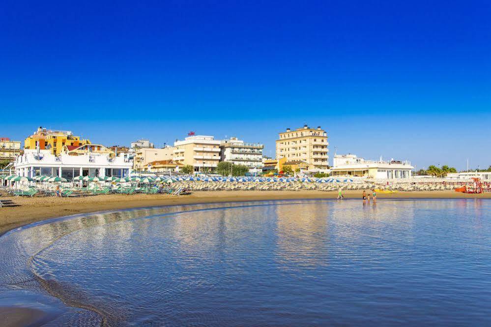 Hotel Touring Misano Adriatico Buitenkant foto